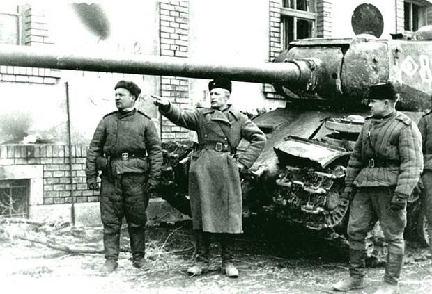 Советские командиры возле тяжелого танка ИС-2 на улице города в Европе. 1944—1945 гг. Автор: Юрий Губанов. Бронетехника СССР, Великая Отечественная война, история