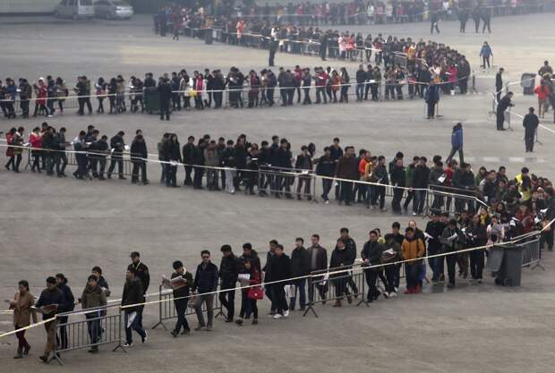 Студенты колледжа стоят в очереди на ярмарке вакансий в Чжэнчжоу, провинция Хэнань, в 2014 году. Ярмарку посетило 50 тысяч человек.  китай, люди, население
