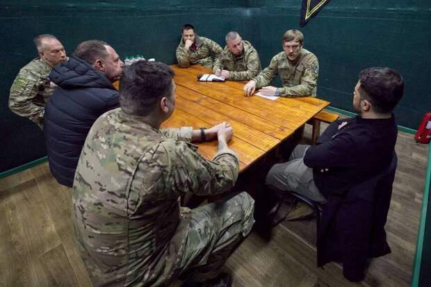 Визит на край пропасти: Зеленский внезапно прибыл под Покровск