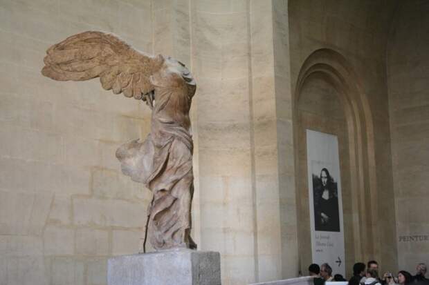 Скульптура Ники Самофракийской в Лувре