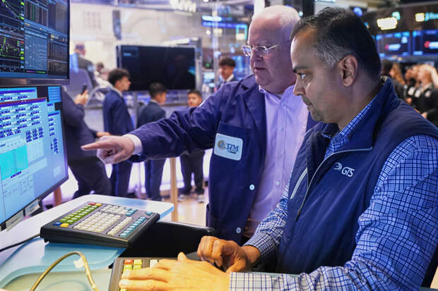 Рекорды Уолл стрит замерли в ожидании. Нефть дорожает на фоне блокады Ормузского пролива