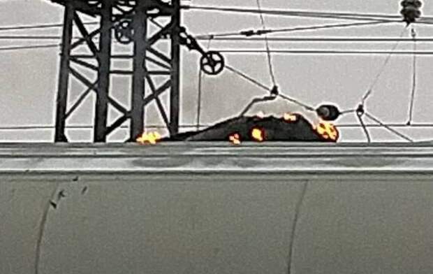 Догорающий подросток на крыше поезда