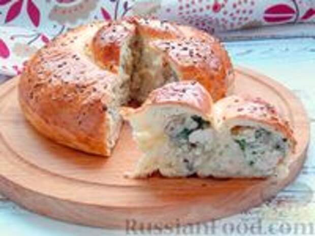 Фото к рецепту: Слоёный пирог "Улитка" с курицей и грибами