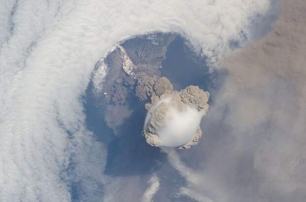 Извержение вулкана Сарычева на острове Матуа Большой Курильской гряды в 2009 году. Вид с борта Международной космической станции. вулкан, извержение