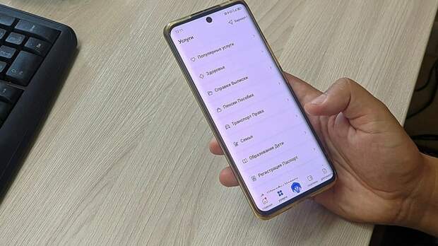 Путин подписал закон о введении электронных студенческих билетов и зачеток на "Госуслугах"