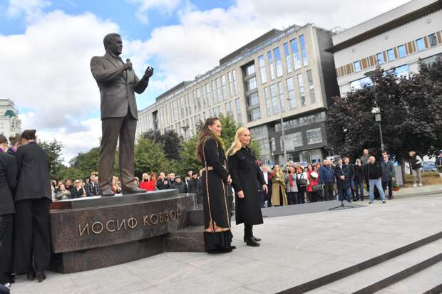 BAZA: В Москве памятник Иосифу Кобзону рекламировал наркошоп