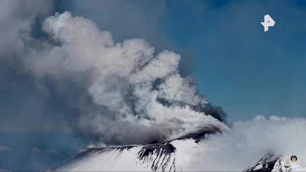 Вулкан Этна на Сицилии выбросил фонтан лавы на 400 метров