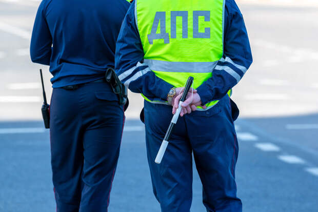 В Саратовской области полицейские требовали у нарушительницы шоколад и шампанское