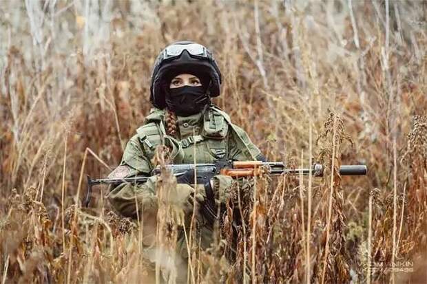 Русская девушка в военной форме Елена Делигиоз покоряет интернет военная форма, девушка, девушки, косплей, красивая девушка, милитари, соцсети, фото
