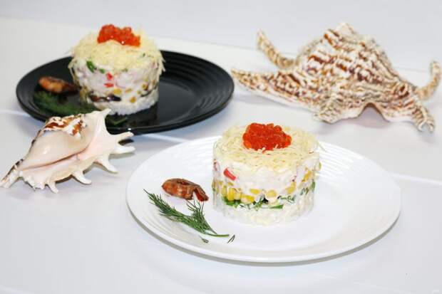 Салат с морепродуктами, крабовыми палочками и рисом