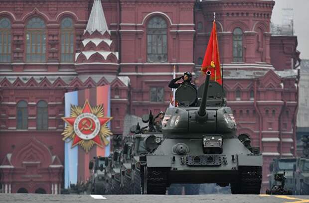Танк Т-34-85 на военном параде на Красной площади, посвящённом 74-й годовщине Победы в Великой Отечественной войне