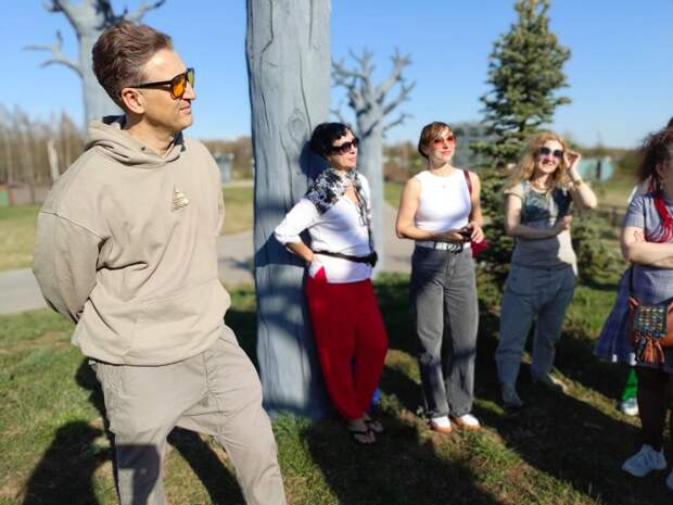 Марк Каганский с участниками арт-резиденции. Фото: Радомир Лисицин