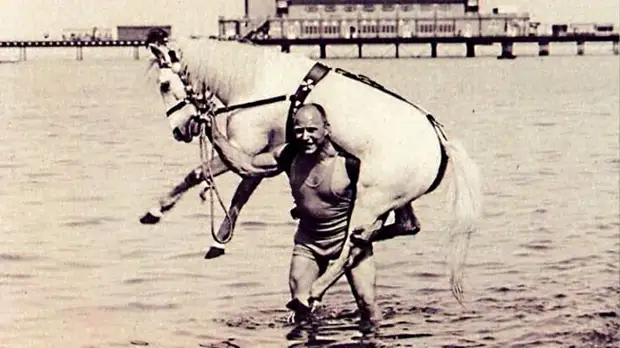 Чем прославился русский богатырь XX века, который вынес на плечах коня из немецкого плена: Александр Засс.