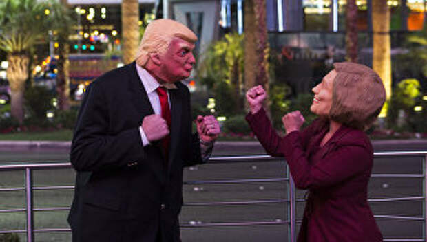Артисты переодетые в образы Хиллари Клинтон и Дональда Трампа развлекают толпу во время выборов в Лас-Вегасе