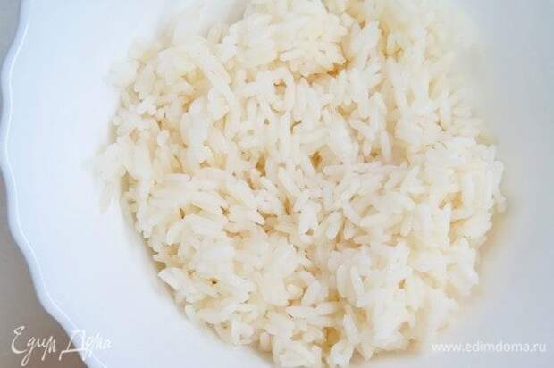 Рис отварить согласно инструкции на упаковке. Для начинки понадобиться 100 г готового риса. Добавить рис в начинку и еще раз хорошо перемешать.