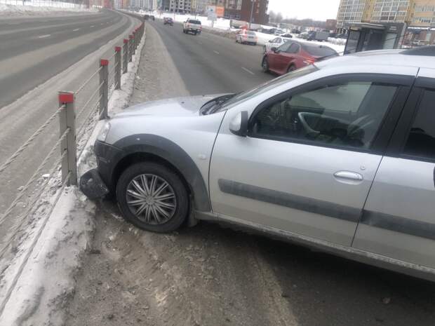 На набережной в Челябинске тросовое ограждение спасло от выезда на встречку в тройном ДТП