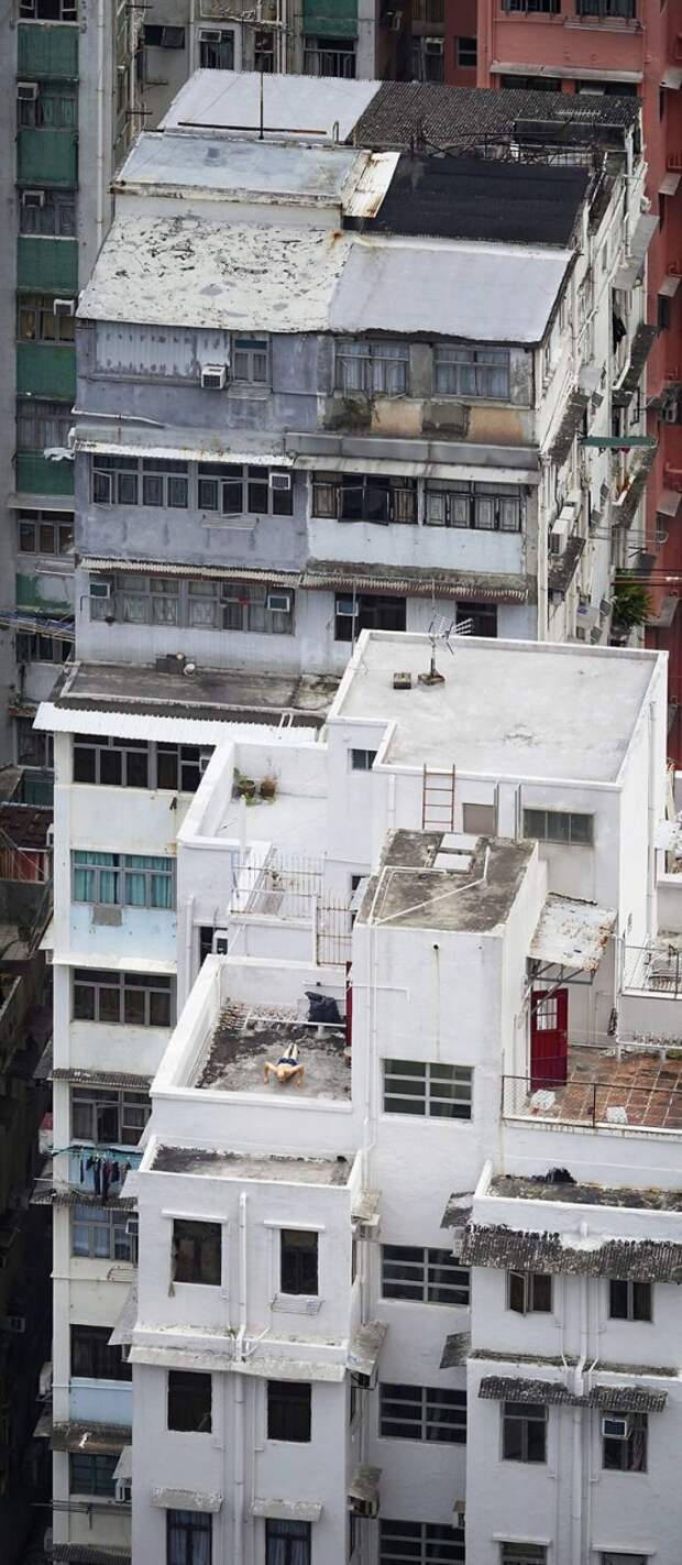 6. "Отжимания". Мужчина делает физические упражнения на крыше дома гонконг, иной взгляд, крыша, крыши зданий, повседневная жизнь, повседневность, фотограф, фотопроект