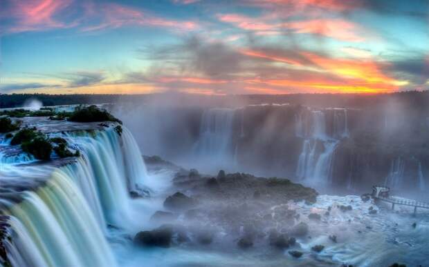 Водопады Игуасу, Аргентина, Бразилия Говорят, что когда Элеонора Рузвельт увидела комплекс водопадов Игуасу, она произнесла только: «бедная Ниагара». И не удивительно, ведь Игуасу представляет собой огромный, раскинувшийся на площадь 2,7 километров комплекс водопадов, расположенный на стыке двух государств – Аргентины и Бразилии.