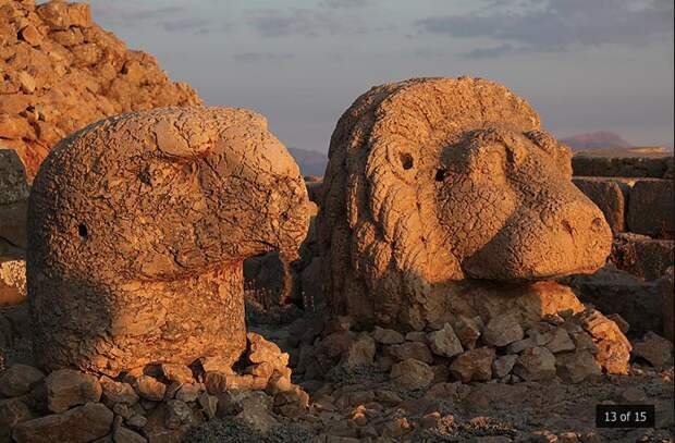 Пятидесятиметровый курган Антиоха на вершине горы Нимрут