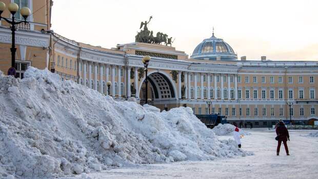 Петербургских школьников привлекли к уборке снега за 500 рублей в день