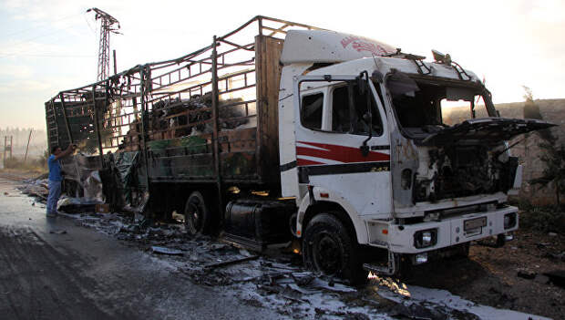 Сгоревший в результате обстрела грузовик гуманитарного конвоя ООН. Архивное фото