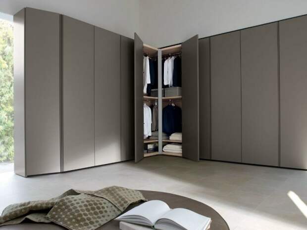 Стильный угловой шкаф серого цвета подойдет для большой спальни