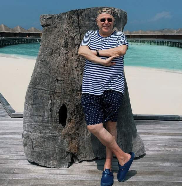 Молодая супруга Евгения Петросяна показала фото в купальнике с открытой спиной