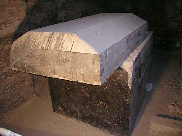 Фото с сайта https://zhitanska.com/content/sarkofagi-serapeuma-sakkara/