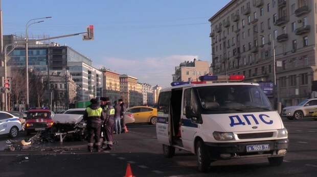 Авария дня. ДТП с участием кареты скорой помощи в Москве авария, авария дня, авто, авто авария, видео, дтп, скорая, спецсигнал