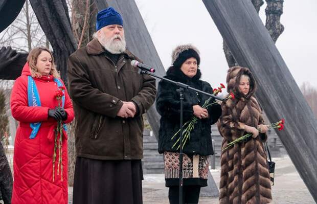 Настоятель Кировского Покровского храма протоиерей Димитрий Первий принял участие в митинге-реквиеме в Борках.