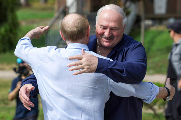 Лукашенко о Путине: мы больше, чем дружим, мы общаемся как братья