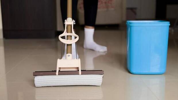 Неделями можно не мыть полы: 1 ложка этого средства избавит от мук уборки