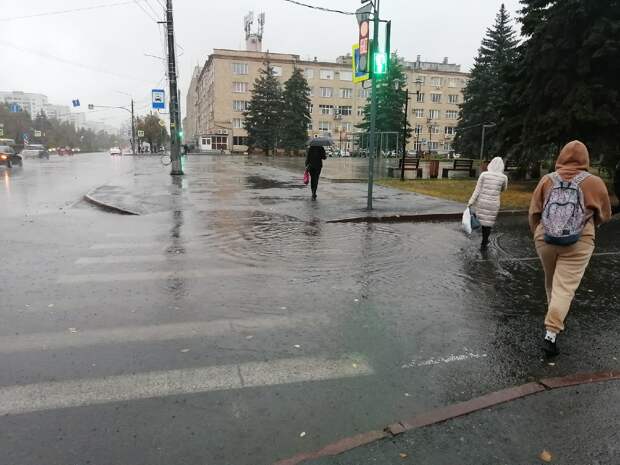 В челябинском институт искусств дождём затопило 3 этажа