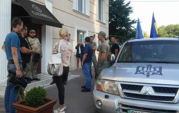 Автомойдан и Самооборона заблокировали в одесской гостинице политиков из Польши