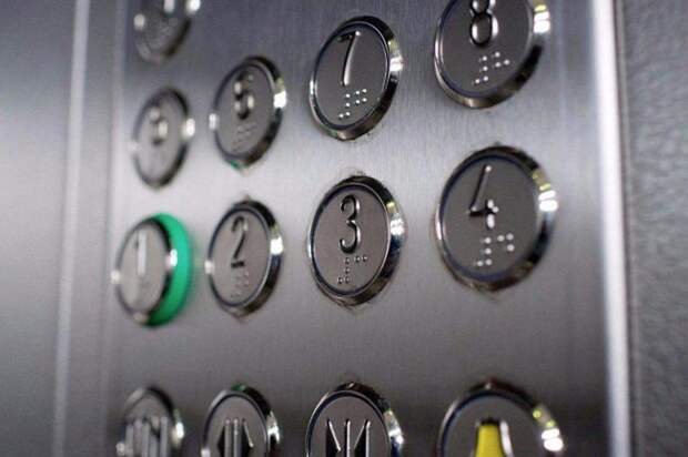 Неизвестные выломали кнопки в грузовом лифте на Сочинской