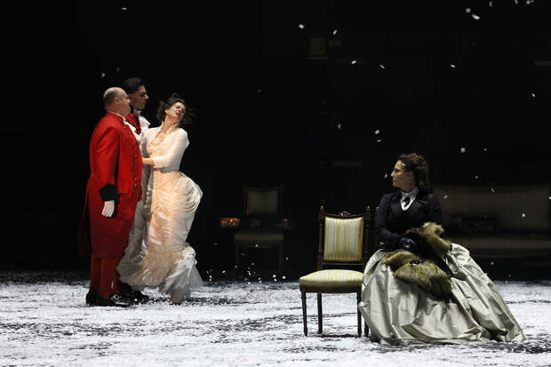 Сцена из спектакля «Анна Каренина»