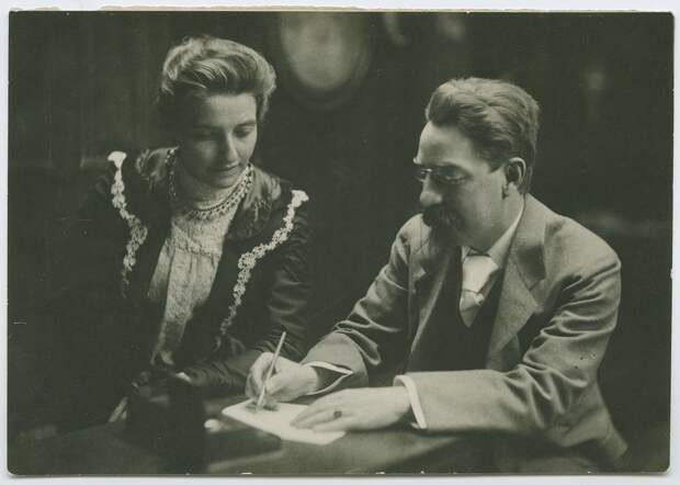Сидней Вебб (1859-1947) с женой, тоже фанаткой евгеники. 