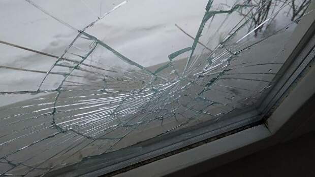 На следующий день после инцидента неизвестные разбили Кириллу окно