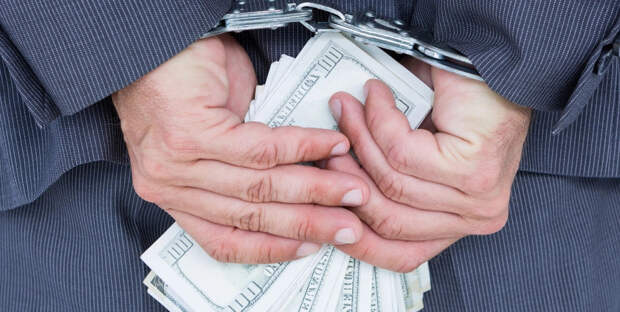 Экс-полицейские получили сроки за кражу 10 миллионов из чемодана в Домодедово