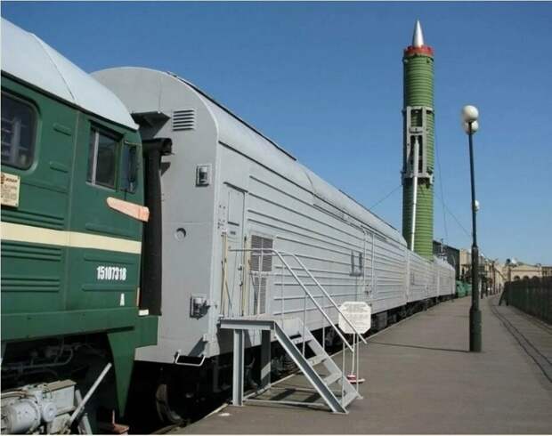 Обычный перрон, обычный поезд. Только "пассажиры" необычные