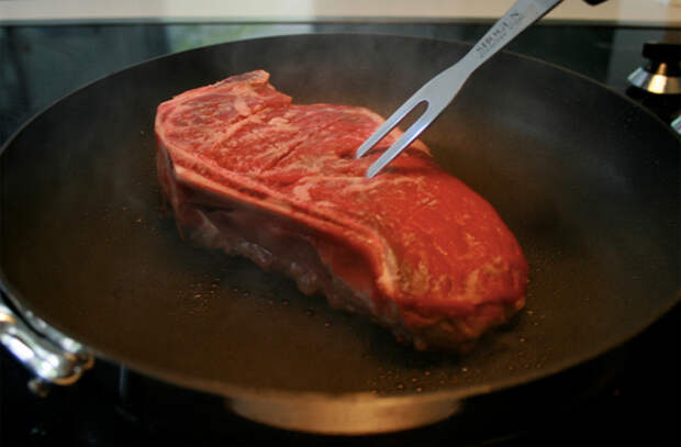 Жарим мясо иначе: переворачиваем каждые 30 секунд