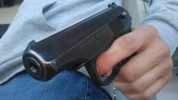 Хулиган угрожал пистолетом сотрудникам петербургского ресторана из-за итальянской музыки