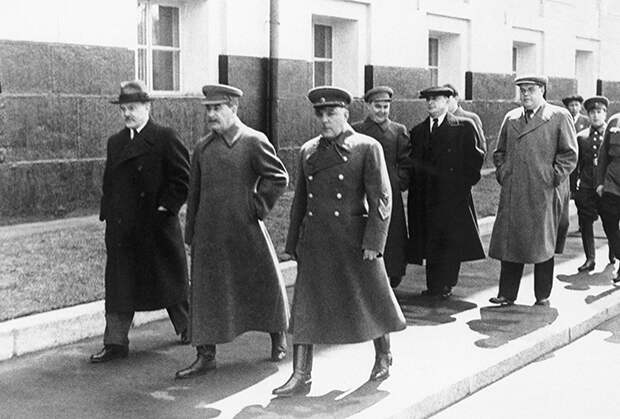 Молотов, Сталин, Ворошилов (слева направо на переднем плане), Маленков, Берия, Щербаков (слева направо во втором ряду) и другие члены правительства направляются на Красную площадь
