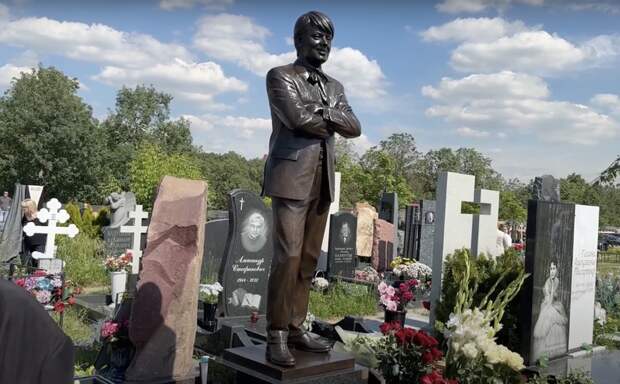 На Троекуровском кладбище открыли памятник модельеру Валентину Юдашкину