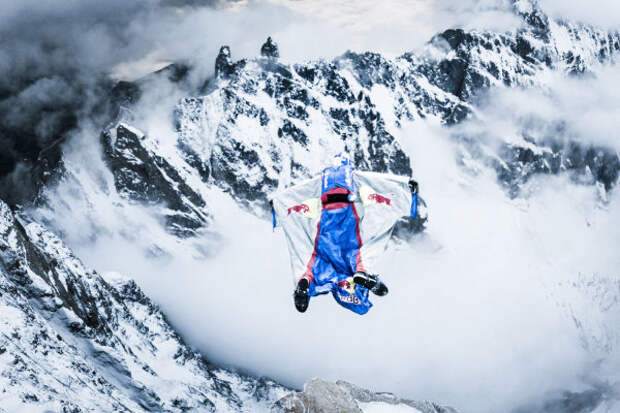 Валерий Розов прыгает с вершины.