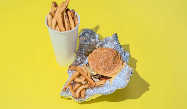 Как выглядят 2 тысячи калорий в виде блюд из фастфуда