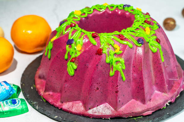 Фото к рецепту: Творожный торт без выпечки с сочной ягодой и мандаринами