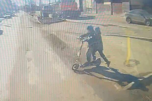 В Красноярске школьники на самокате выехали на дорогу и попали под автобус