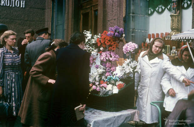 Продавщица цветов. Место съемки не известно. СССР, американцы., архив, фотографии