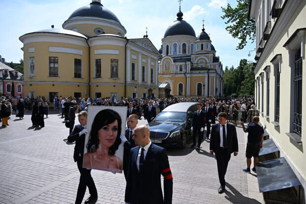 В Москве 1 июня похоронили Анастасию Заворотнюк